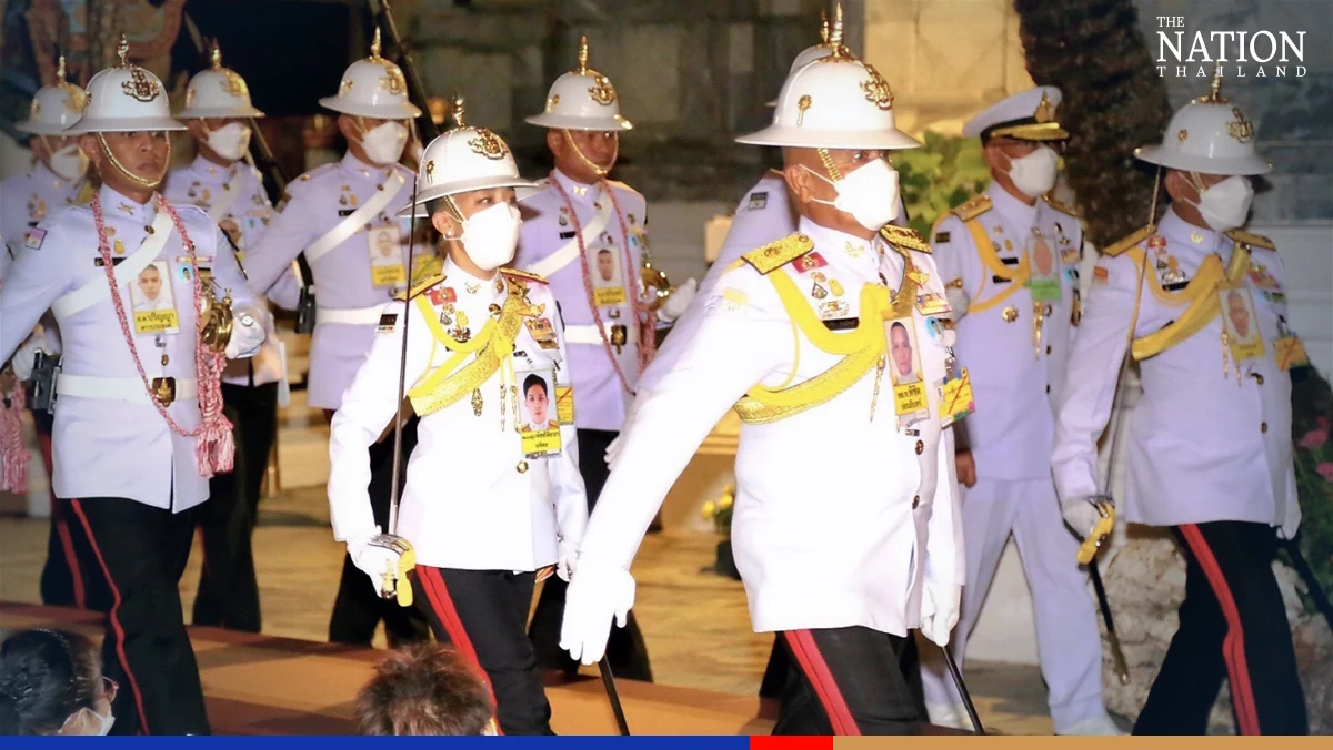 King and Queen attend Emerald Buddha change of attire ceremony