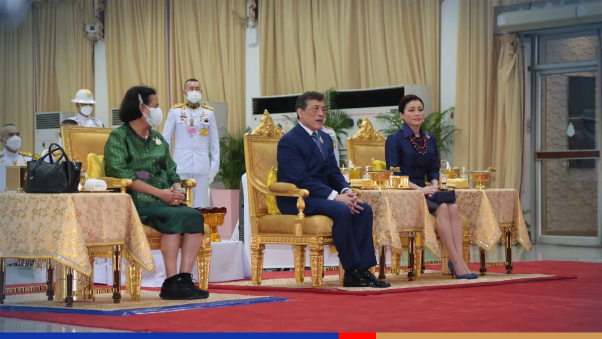 Their Majesties open new building at Siriraj Hospital