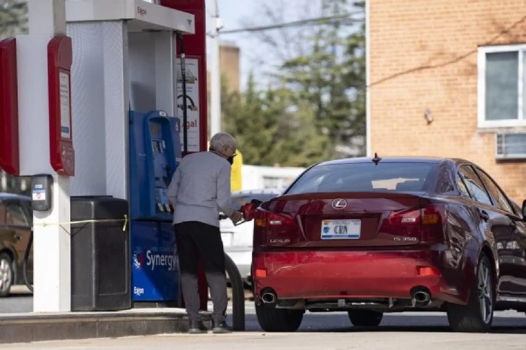 A man fuels a car at a gas station in Arlington, Virginia, the United States, on March 8, 2022. (Xinhua/Liu Jie)