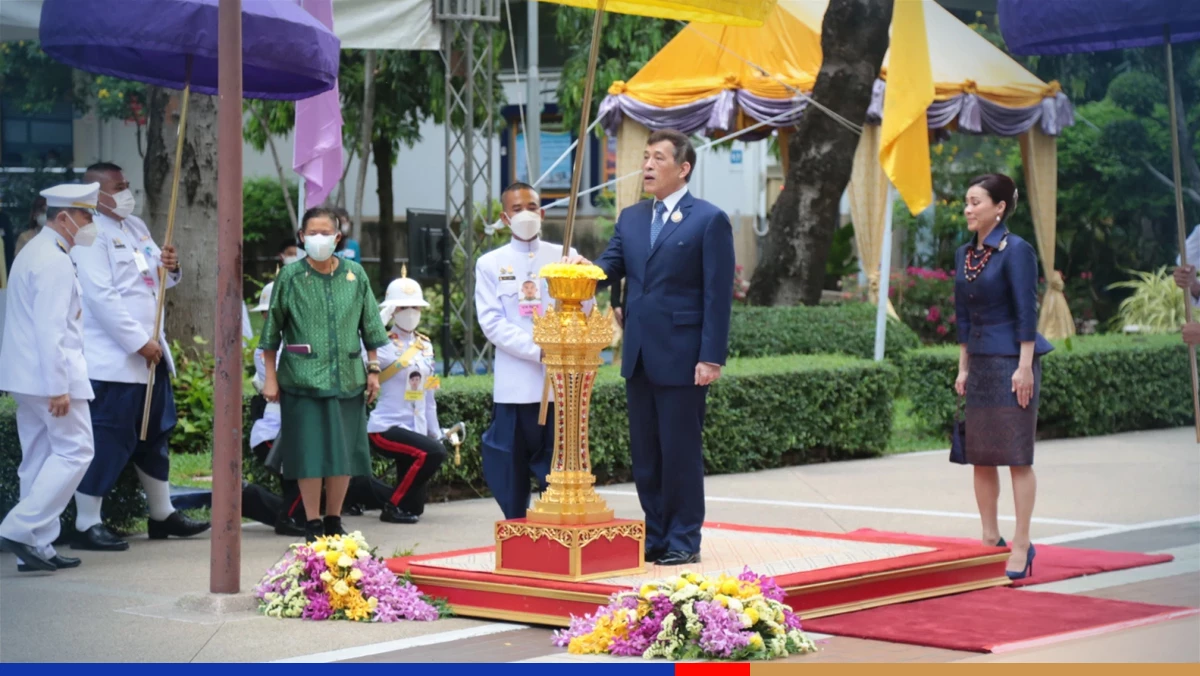 Their Majesties open new building at Siriraj Hospital