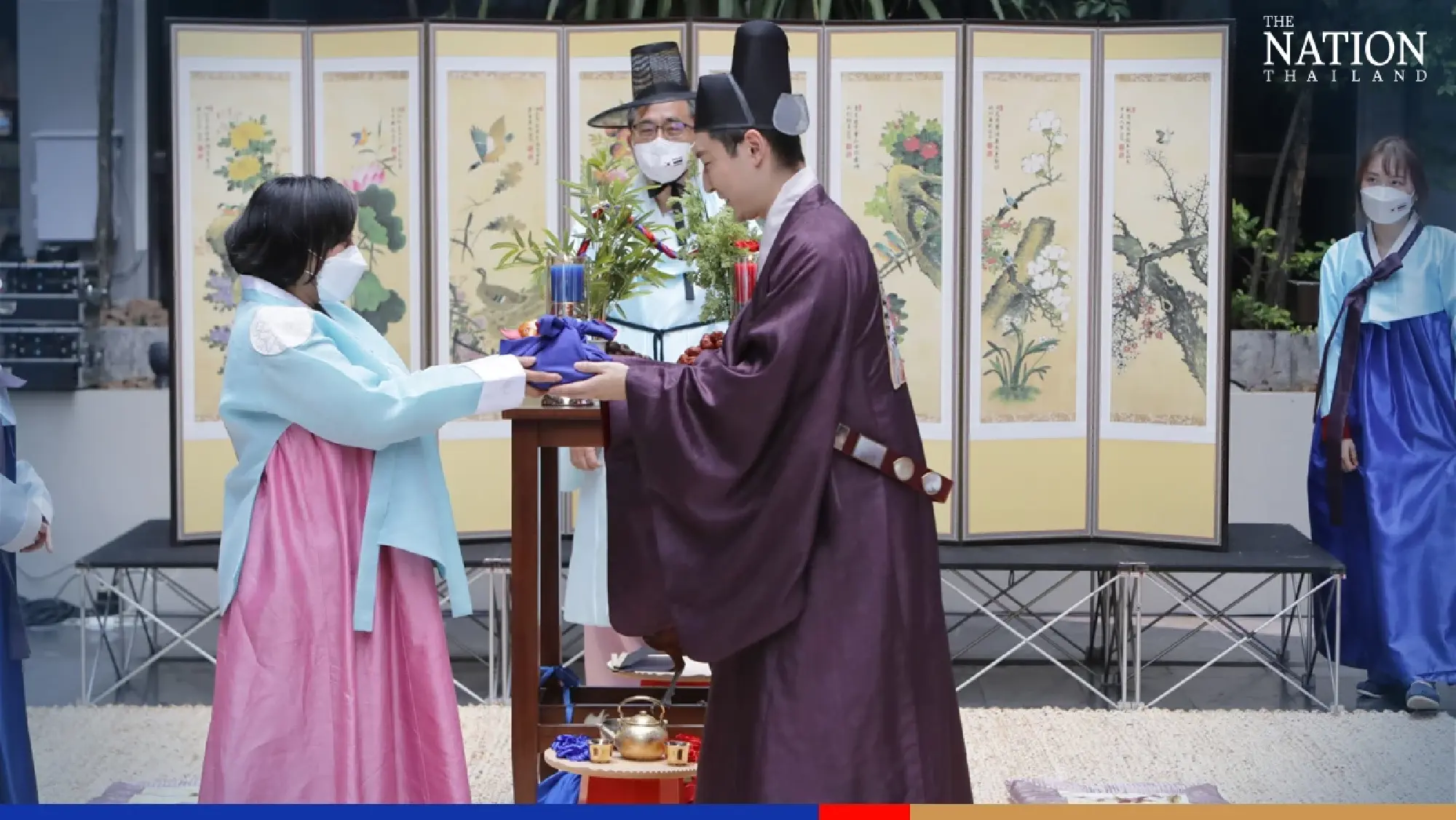 Thai-Korean couple get married Korean style in Bangkok