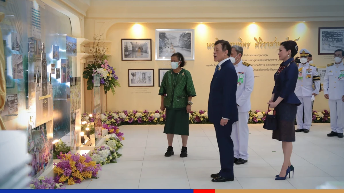 Their Majesties open new building at Siriraj Hospital