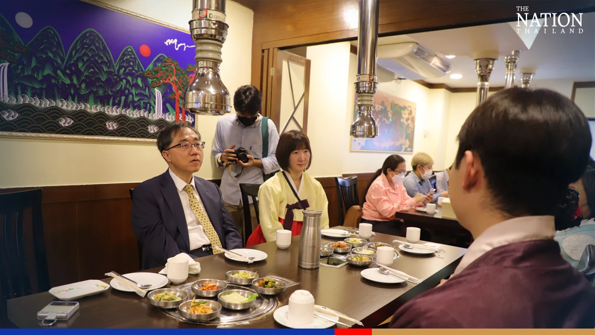 Thai-Korean couple get married Korean style in Bangkok