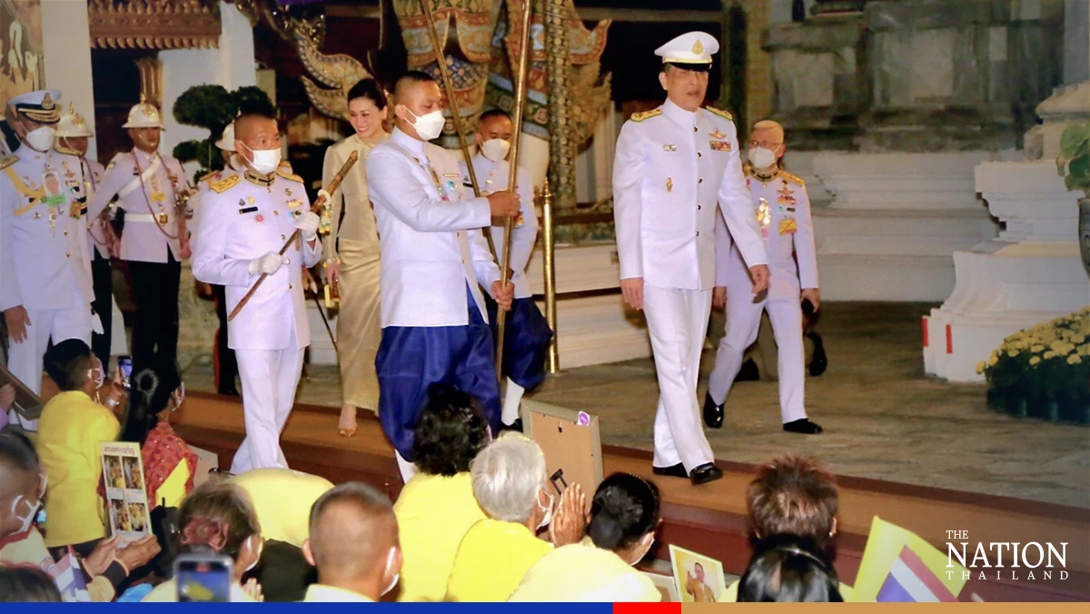 King and Queen attend Emerald Buddha change of attire ceremony