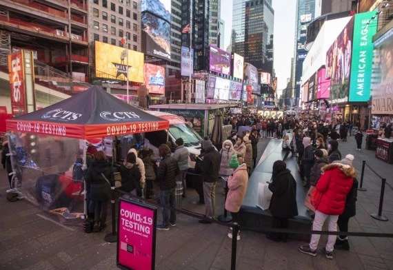 People wait in line for COVID-19 tests at a mobile testing site on Times Square in New York, the United States, Dec. 20, 2021. (Xinhua/Wang Ying)