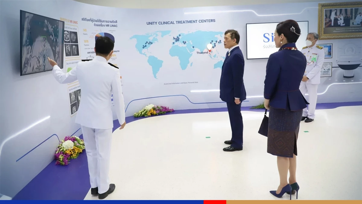 Their Majesties open new building at Siriraj Hospital