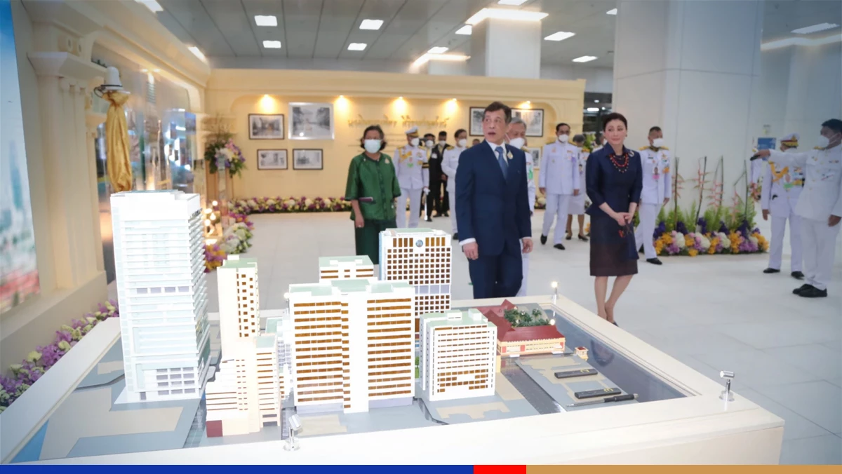 Their Majesties open new building at Siriraj Hospital