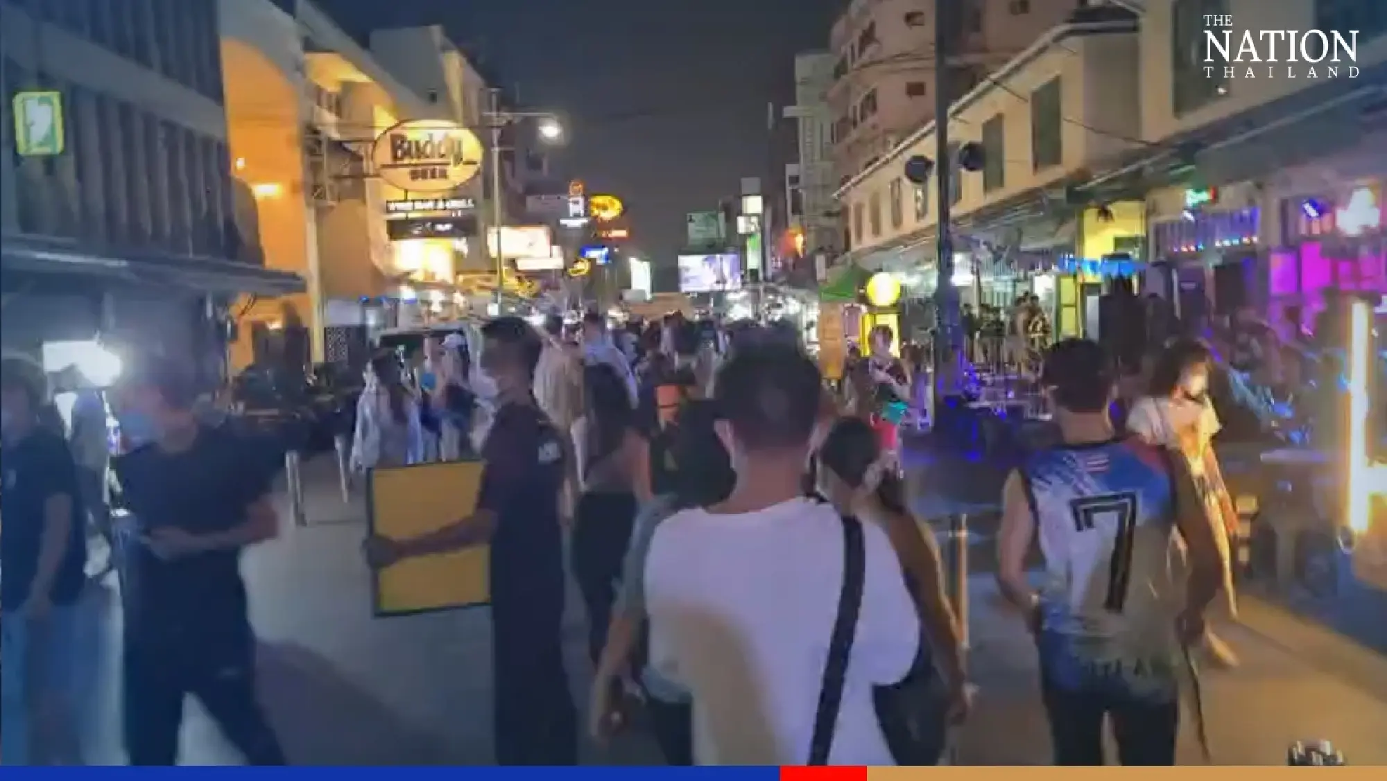 Police set up checkpoints on Khaosan Road after water war breaks out