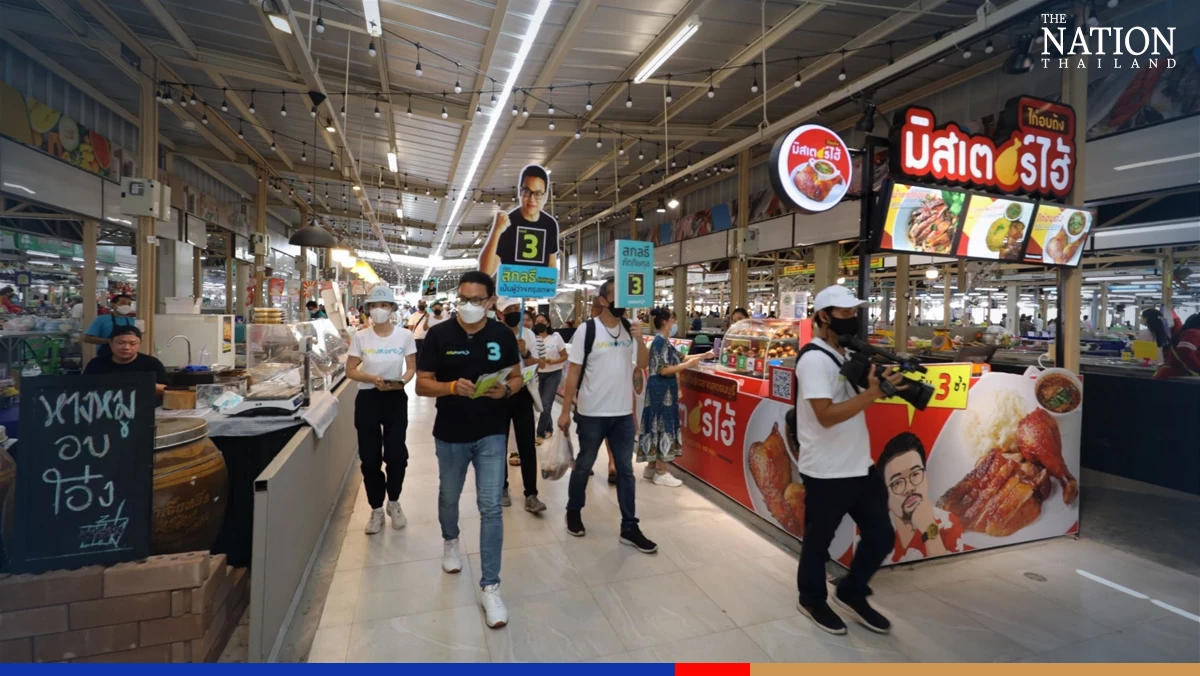 Sakoltee, Sudarat visit Bangkok markets to woo voters