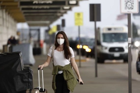 A traveler walks through a terminal at Ronald Reagan Washington National Airport in Arlington, Virginia, the United States, April 14, 2022. (Photo by Ting Shen/Xinhua)