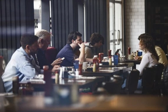 People have meals at a restaurant in New York, the United States, March 7, 2022. (Xinhua/Wang Ying)