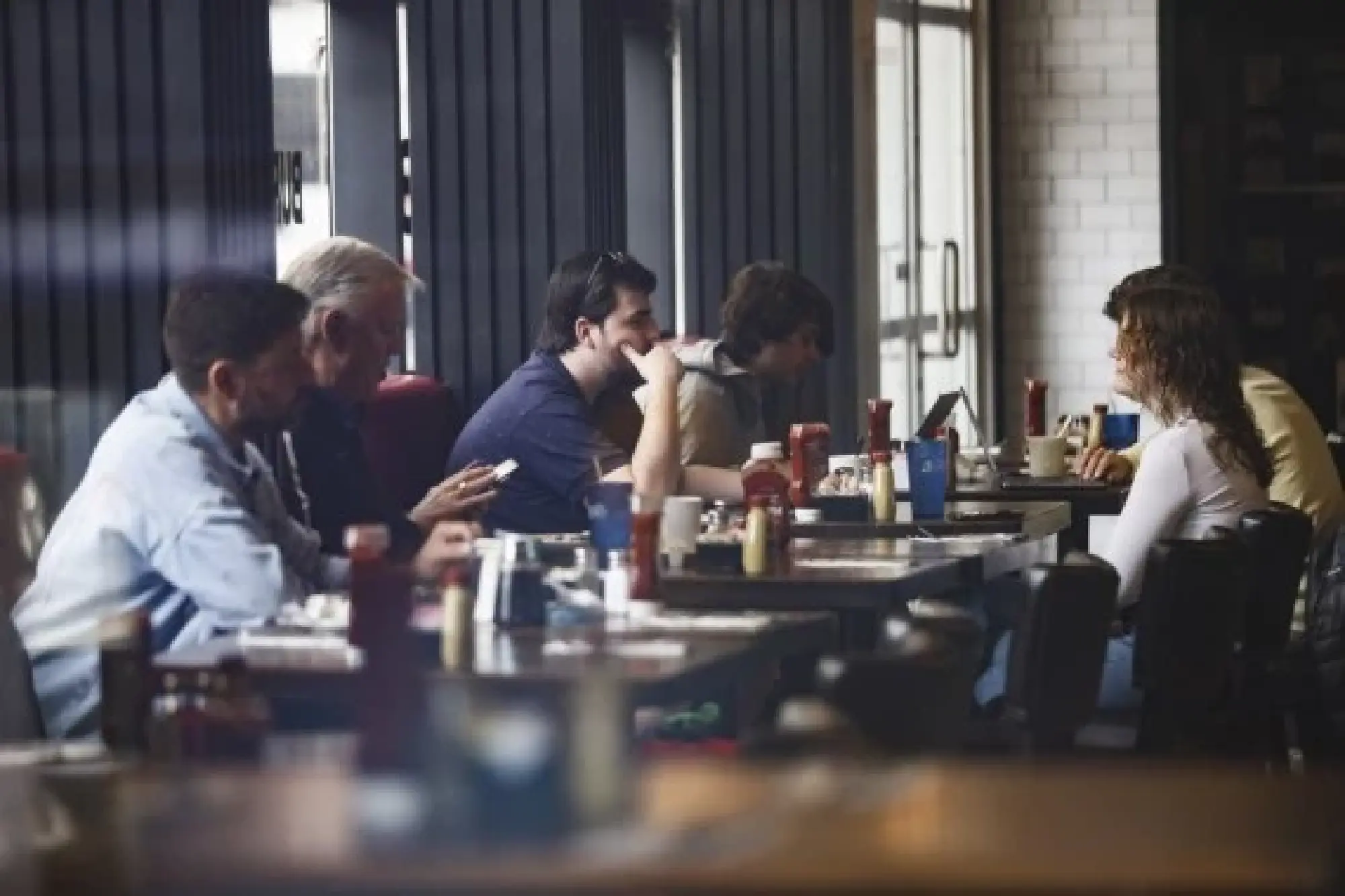 People have meals at a restaurant in New York, the United States, March 7, 2022. (Xinhua/Wang Ying)