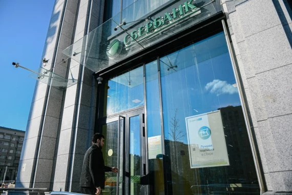 A man walks into a Sberbank office in Moscow, Russia, Feb. 25, 2022. (Xinhua/Evgeny Sinitsyn)