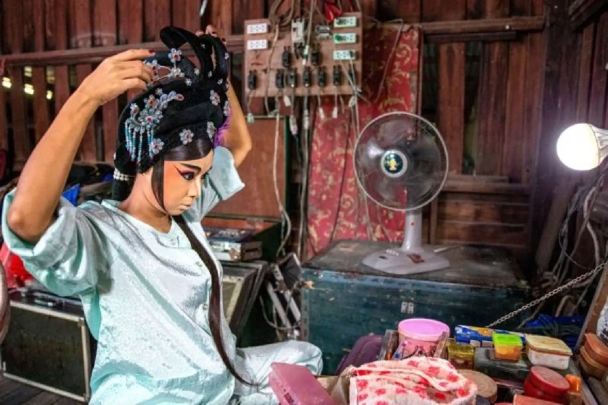 A Chaozhou Opera actress puts on makeup backstage in Nakhon Sawan, Thailand, March 24, 2022. (Xinhua/Wang Teng)