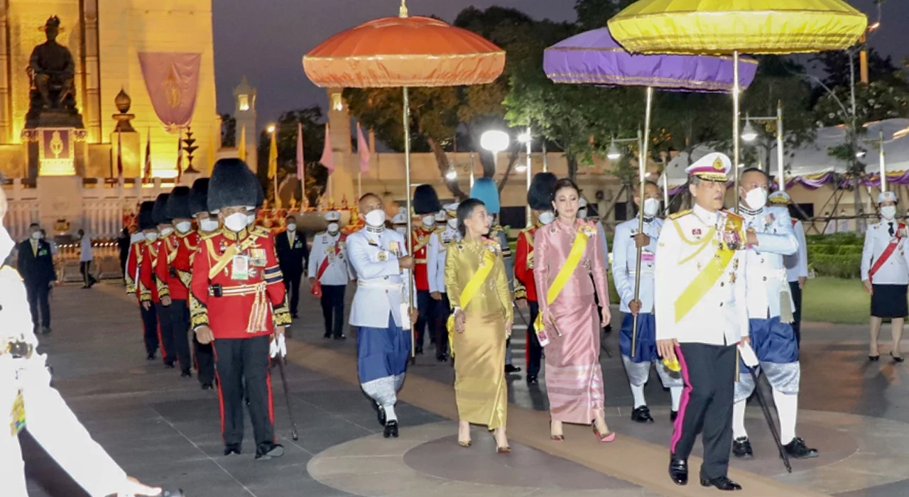 Their Majesties make merit on Chakri Day
