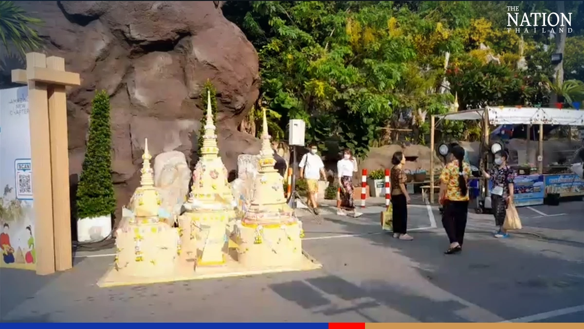 Thais, foreigners flocked to Bangkok’s Wat Saket to make merit