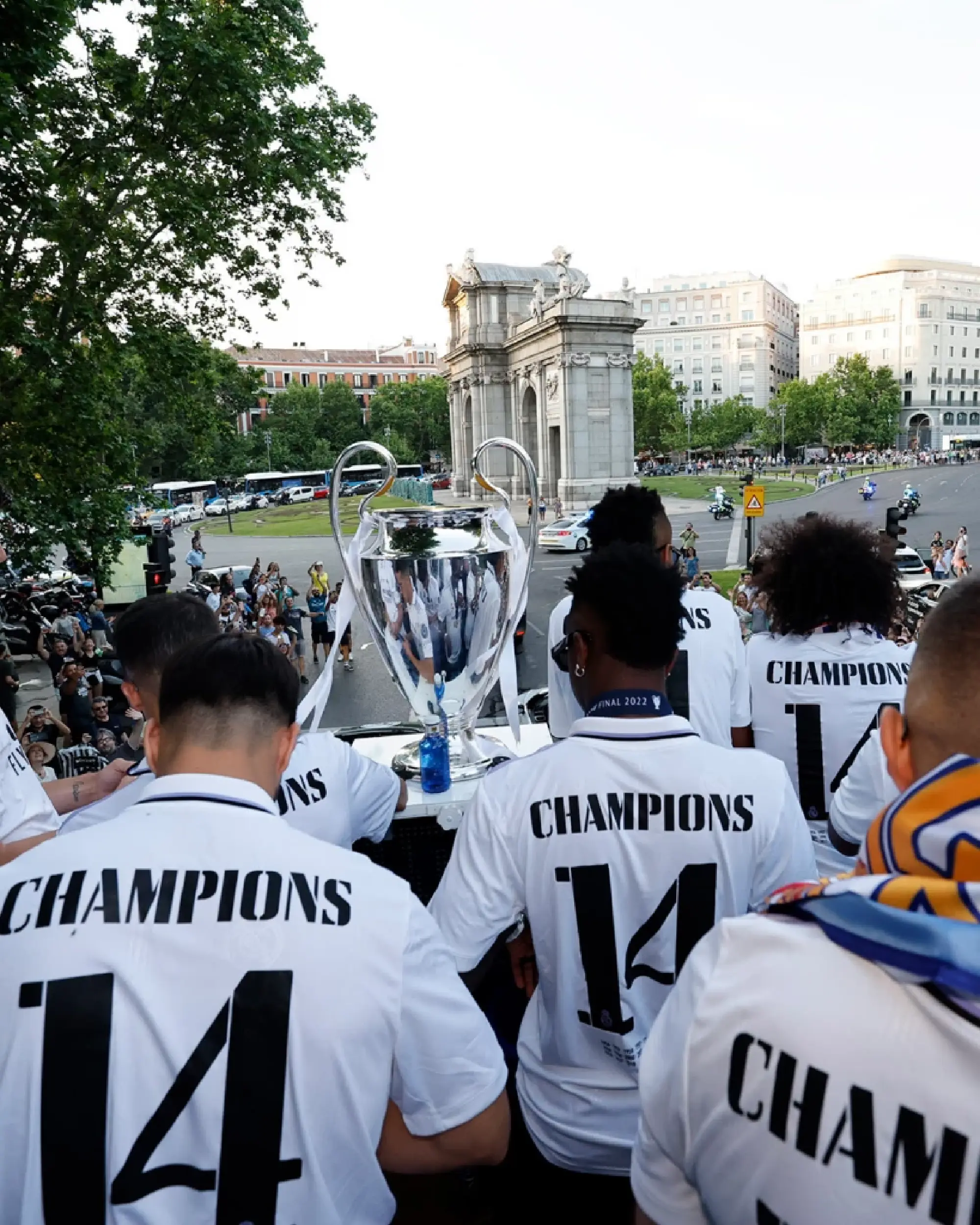 Real fans burst with excitement as players celebrate at Cibeles fountain