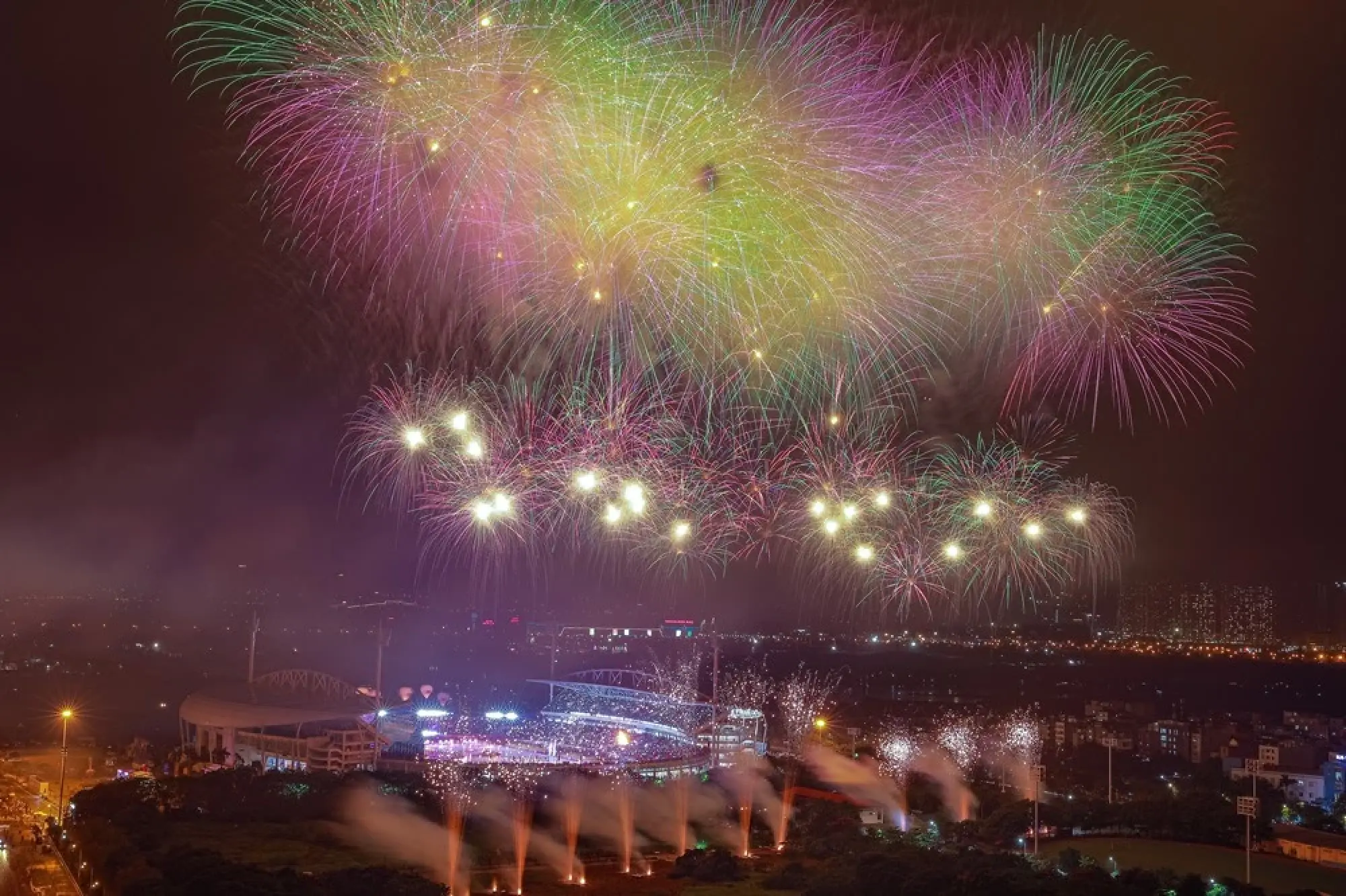 President Phúc officially opens the SEA Games 31