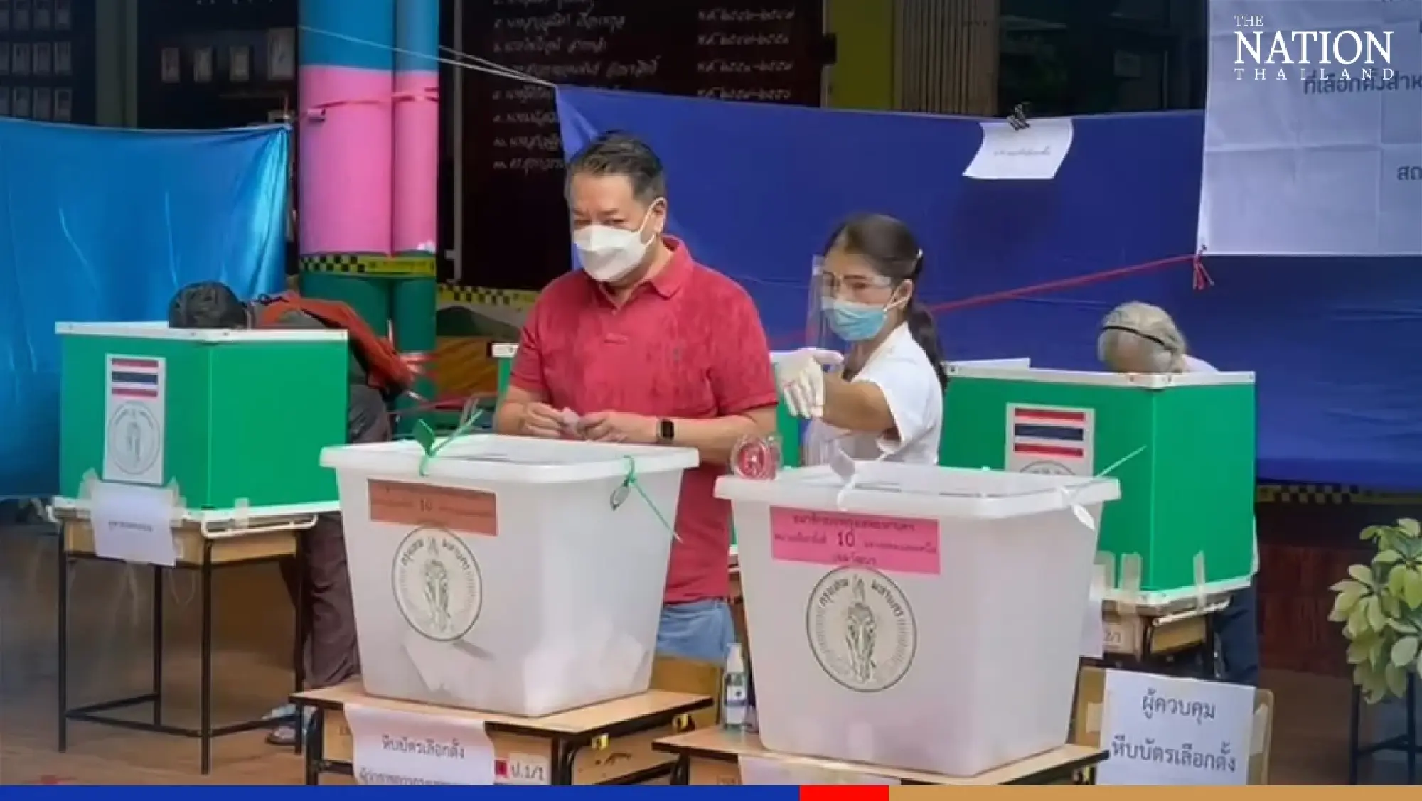 Former Democrat leader Abhisit braves rain to vote on Sukhumvit