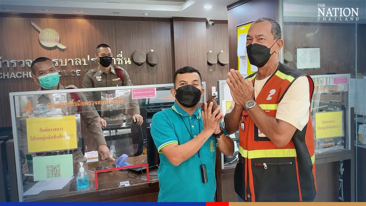 Honest Bangkok moto-taxi driver spurns wallet reward