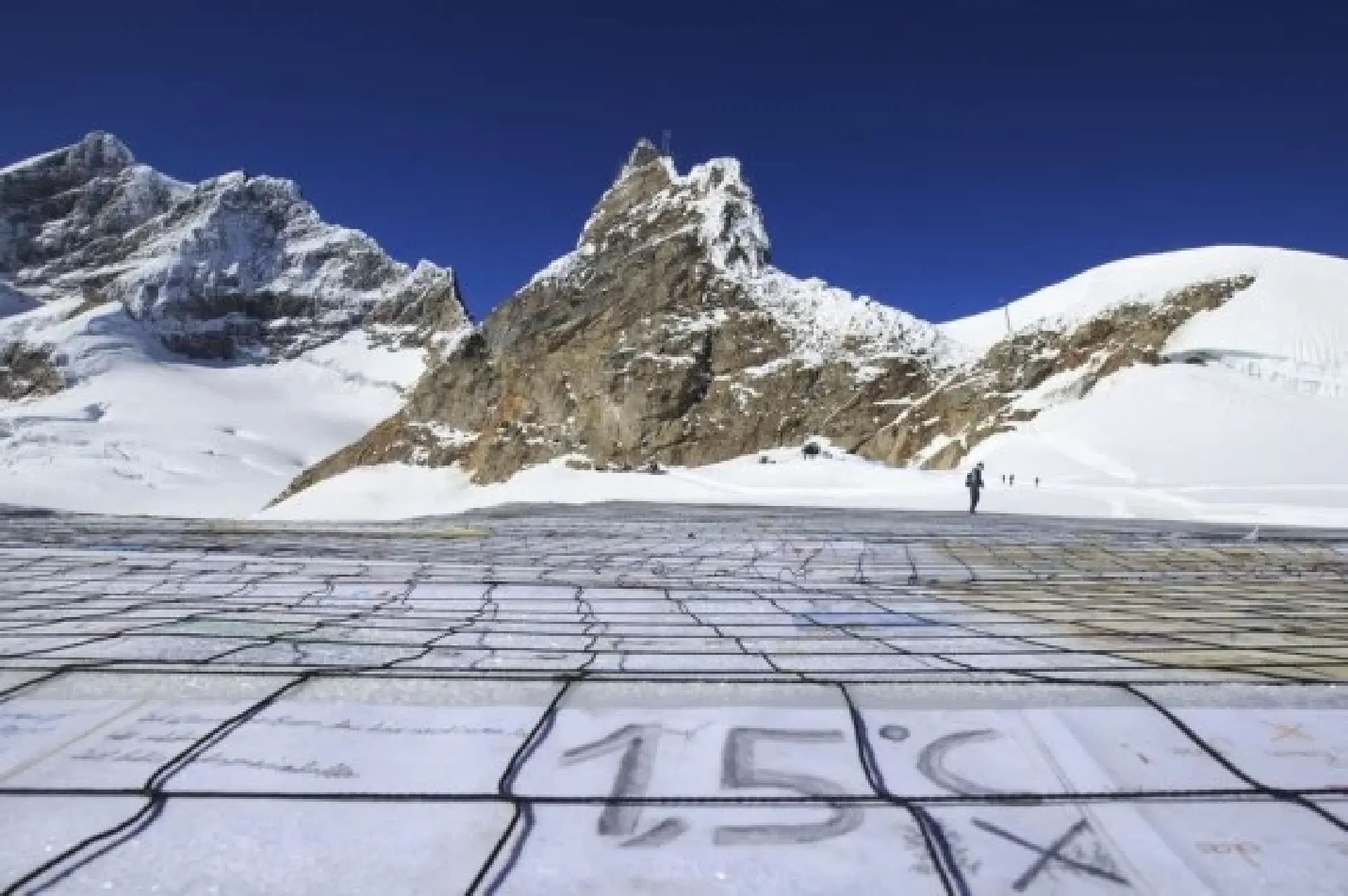  A gigantic postcard with the writing of 1.5 degrees Celsius is seen on the Aletsch glacier under Jungfraujoch in Switzerland, on Nov. 16, 2018.  (Xinhua/Xu Jinquan)