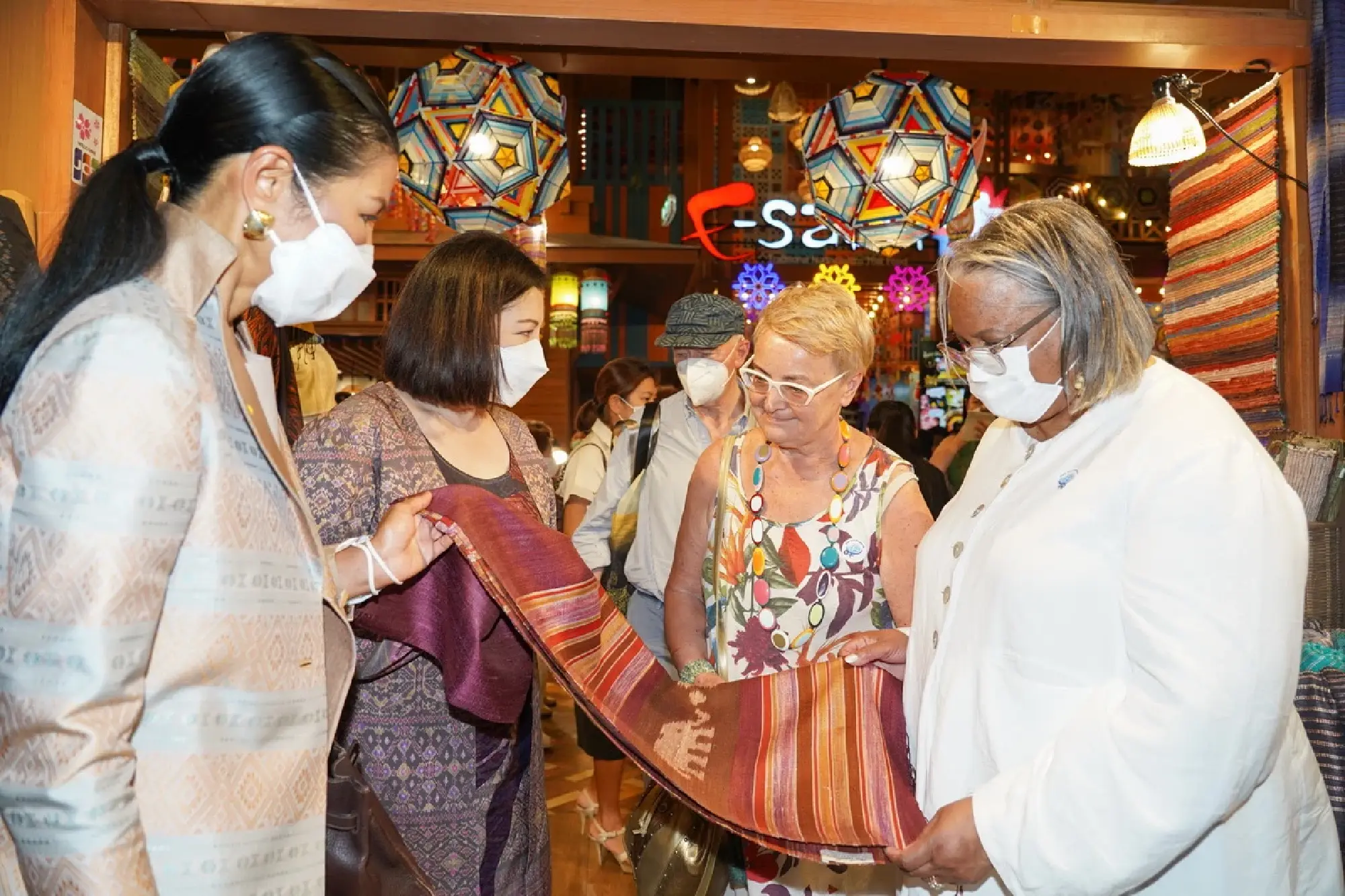 Led by Mrs Kobkarn Wattanavrangkul and  Mrs Chadatip Chutrakul, participants of the Global Summit of Women 2022 visited SOOKSIAM at ICONSIAM where Thai local products and handicrafts are showcased. 