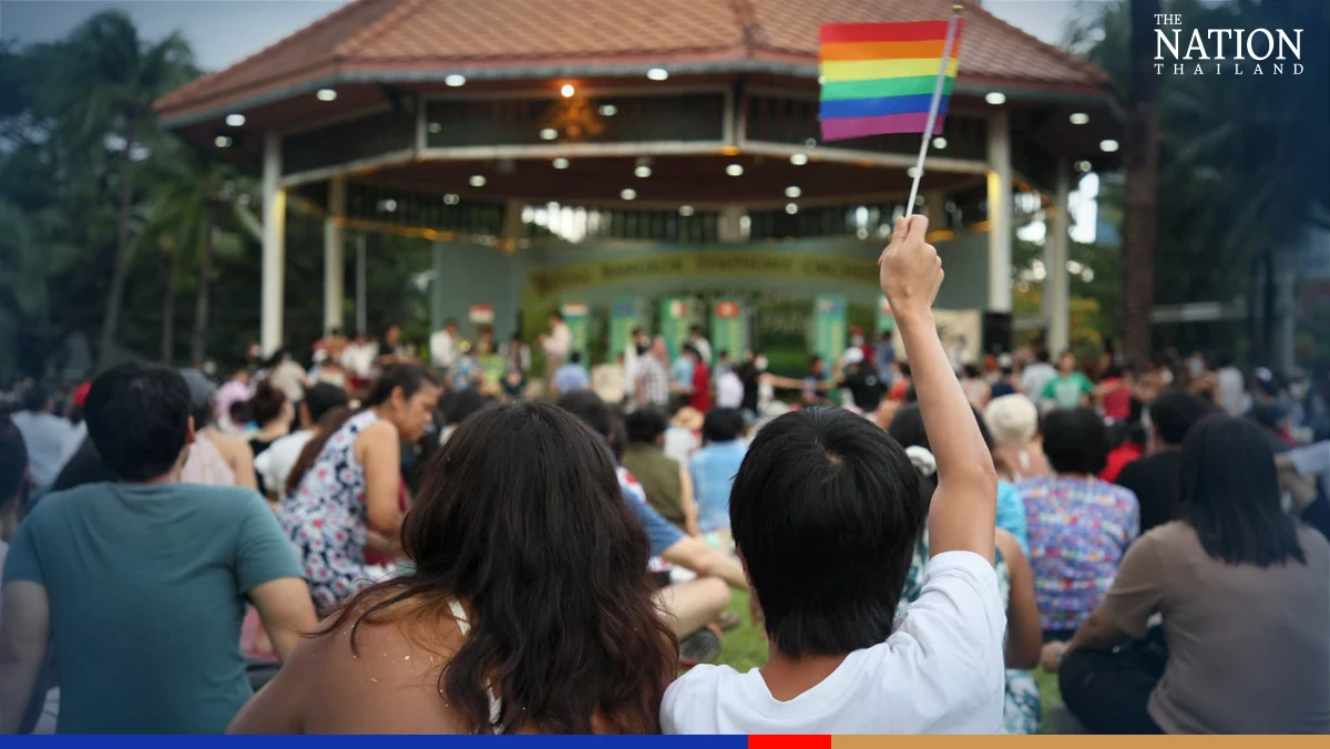 Chadchart swings by to catch concert in Lumpini Park