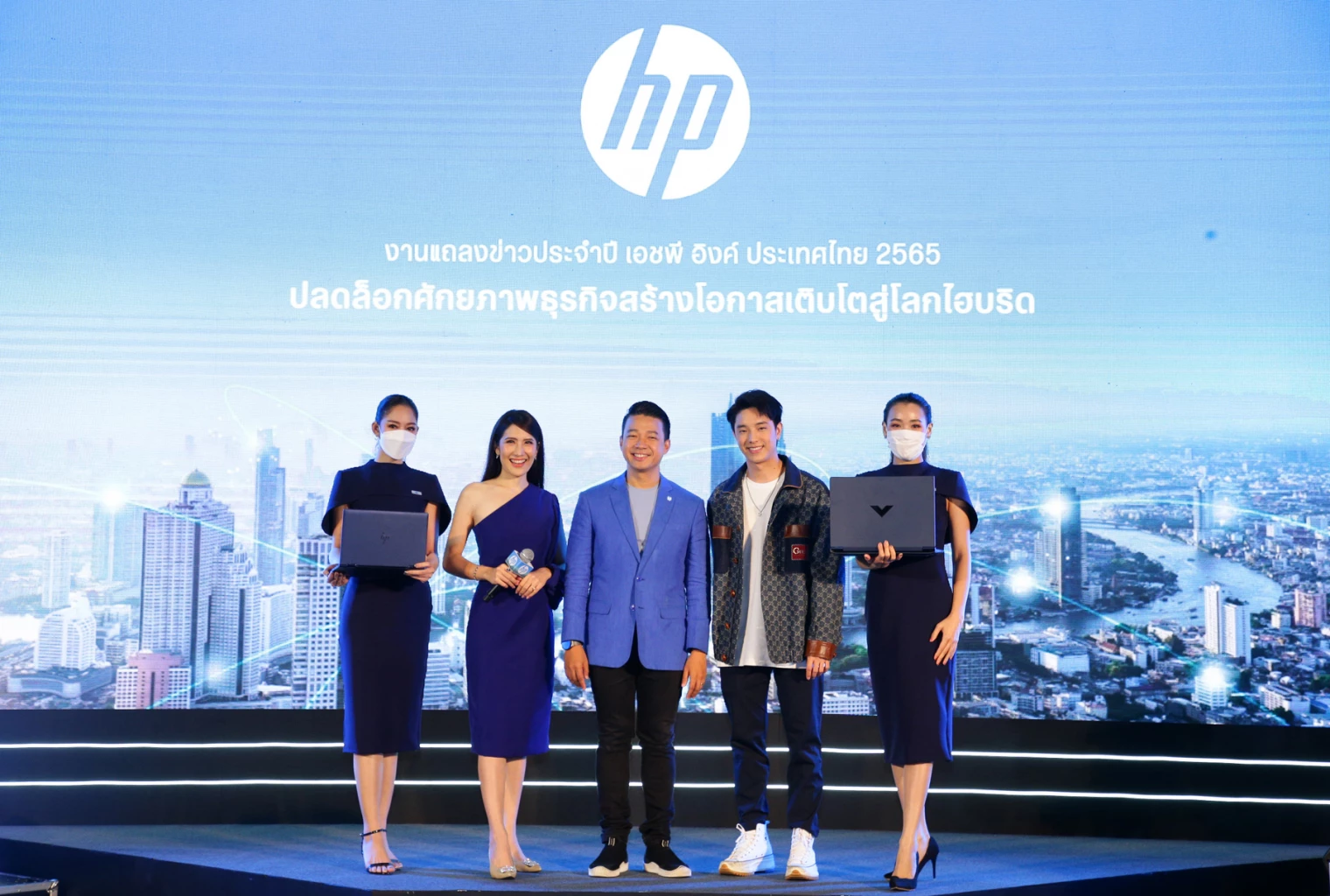 Nui Pongsuk Hiranprueck and Kay Lertsittichai.