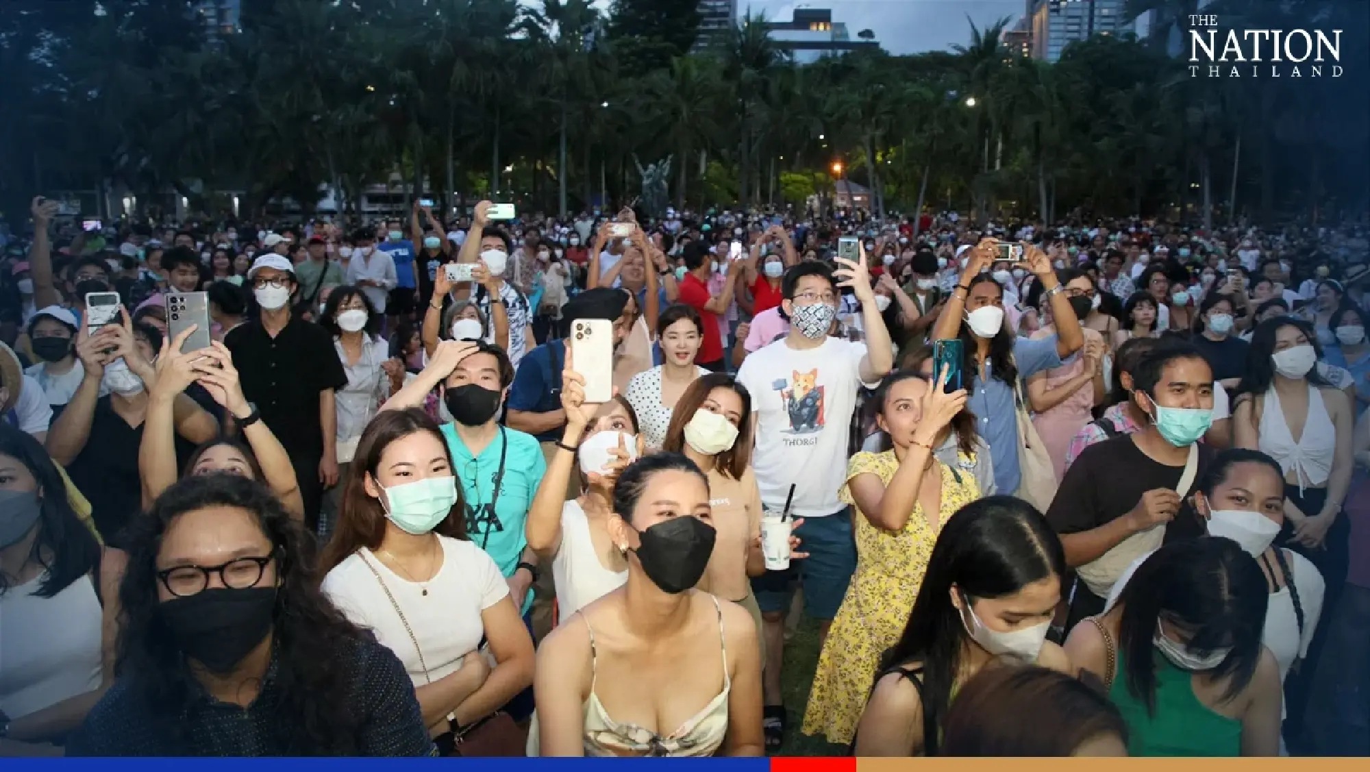 Chadchart swings by to catch concert in Lumpini Park