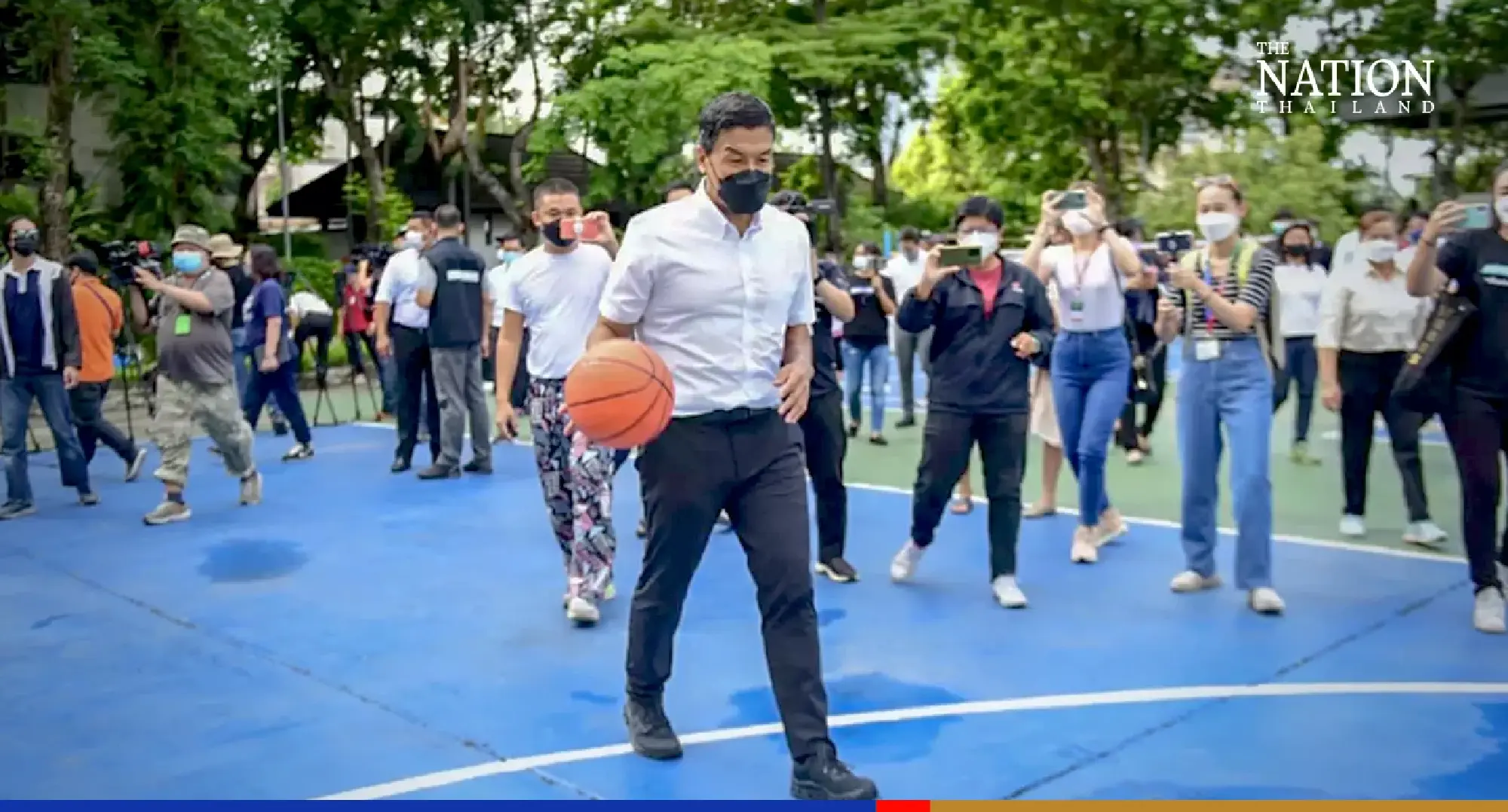 Bangkok governor shows up at Nong Khaem for 2nd mobile meeting