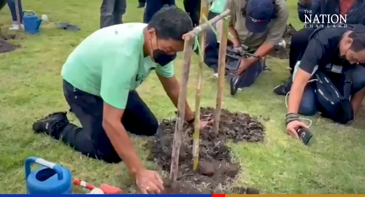Chadchart cleans Chao Phraya, plants trees to mark Environment Day