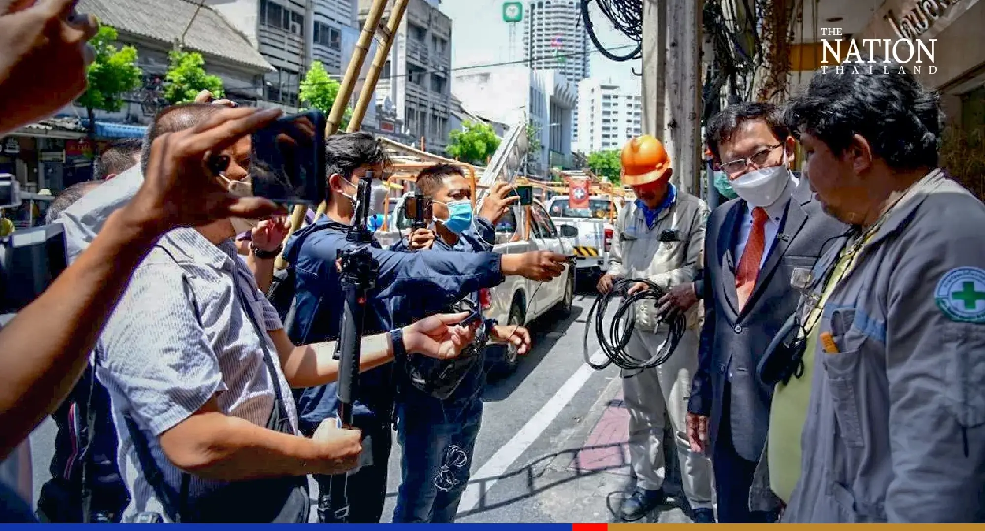 MEA tidies up power lines in Sampheng after fire