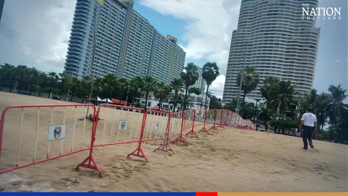 Netizens slam Pattaya City for dividing Jomtien Beach to tackle vendors