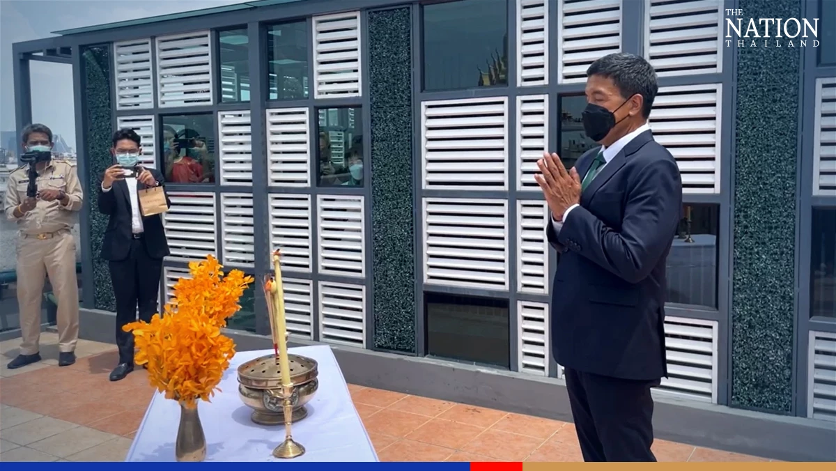 Bangkok Governor Chadchart reports for work