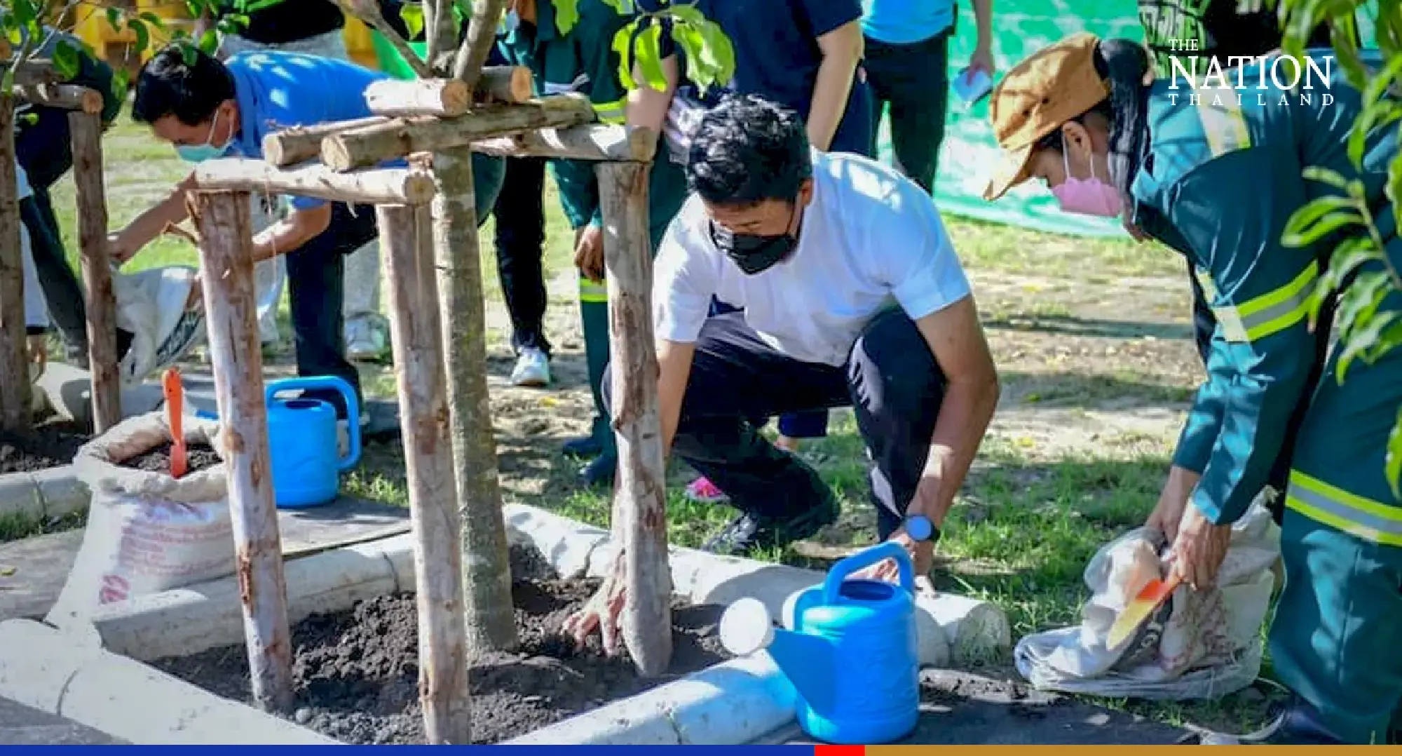 Chadchart chooses Klong Toei district for first mobile meeting