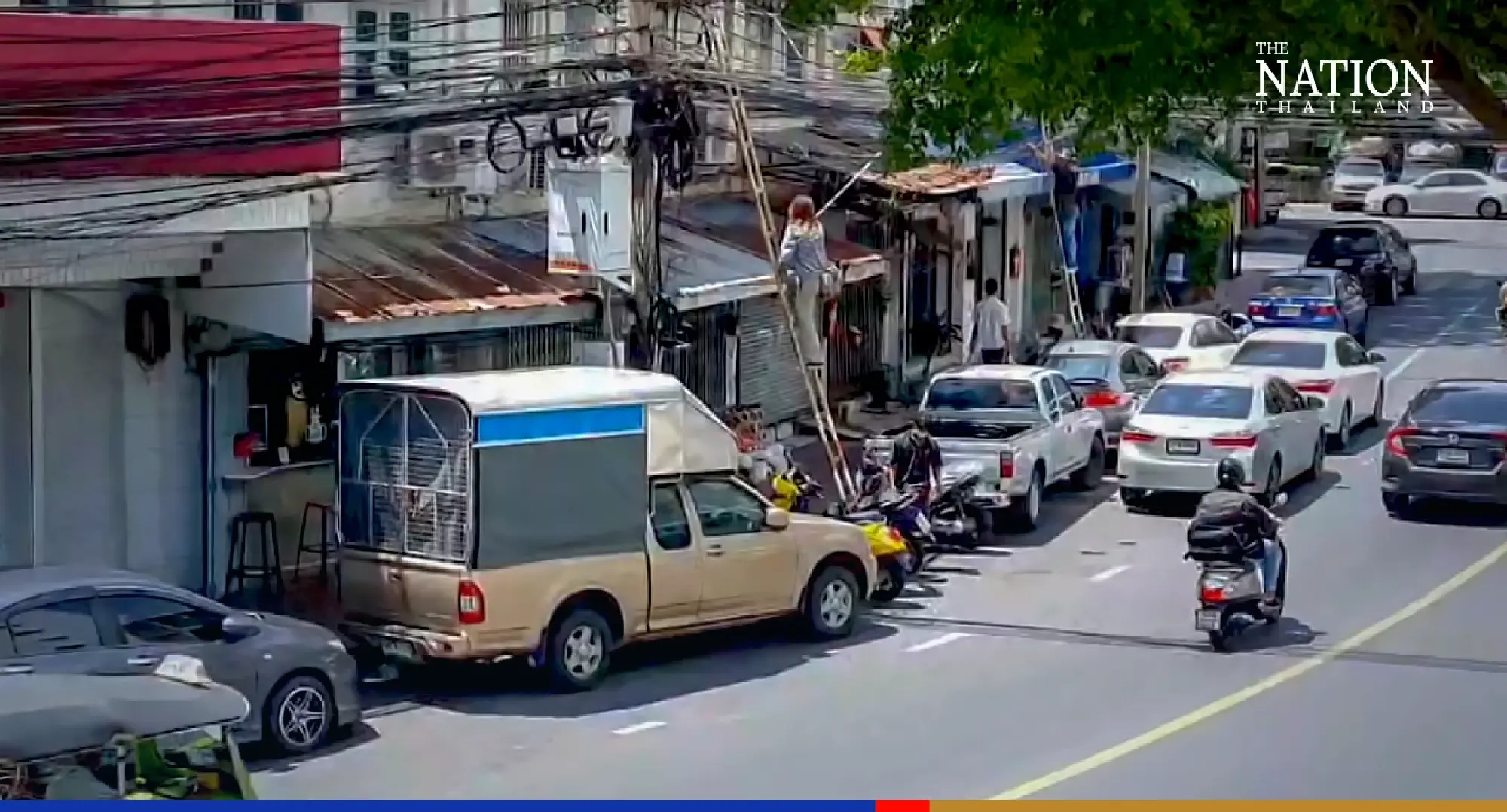 MEA tidies up power lines in Sampheng after fire