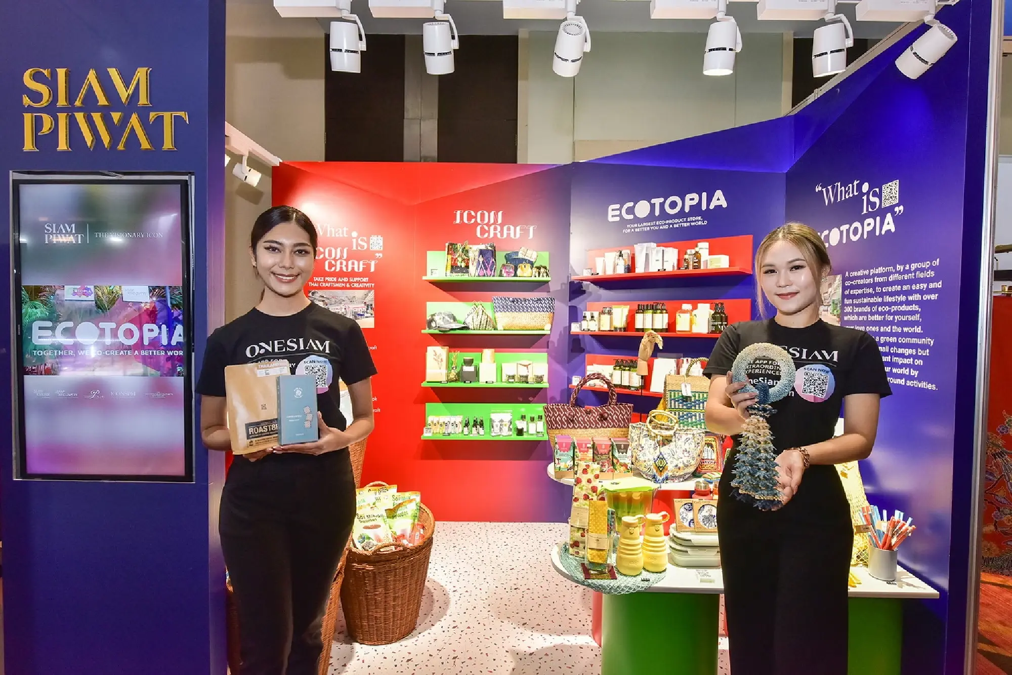 A showcase by Siam Piwat featuring Thai handicrafts from INCONCRAFT and eco products from ECOTOPIA.  