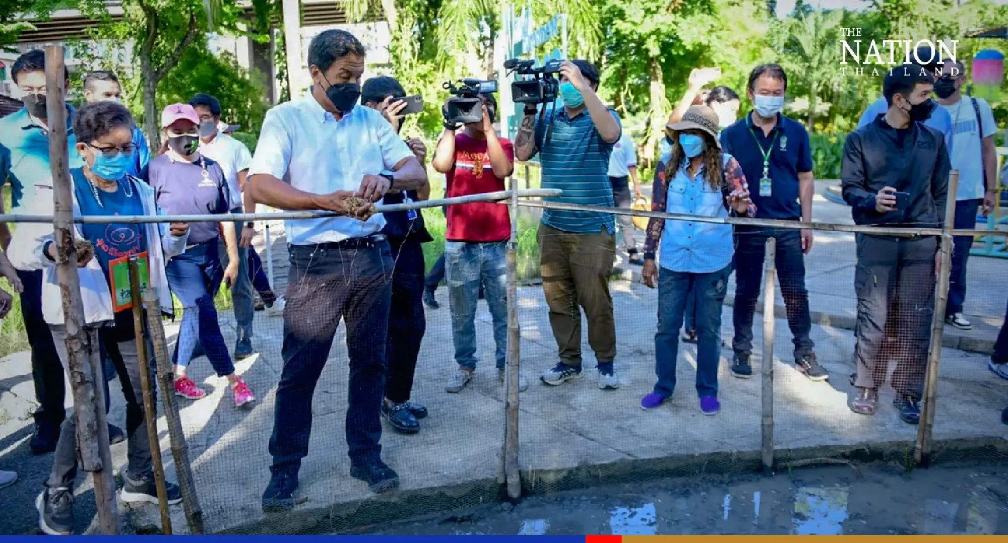 Chadchart chooses Klong Toei district for first mobile meeting