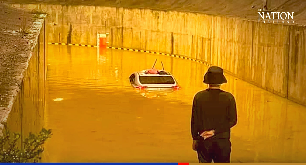 Driver escapes as car suddenly drowns in Nakhon Ratchasima tunnel