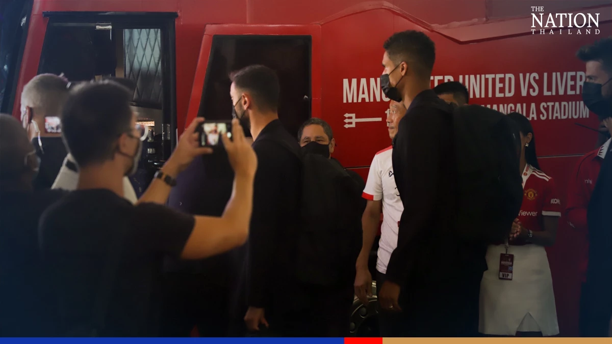 Manchester United land in Thailand without Ronaldo