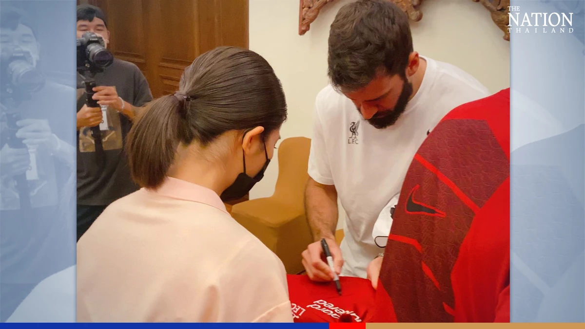 Taekwondo champ Panipak meets Liverpool players