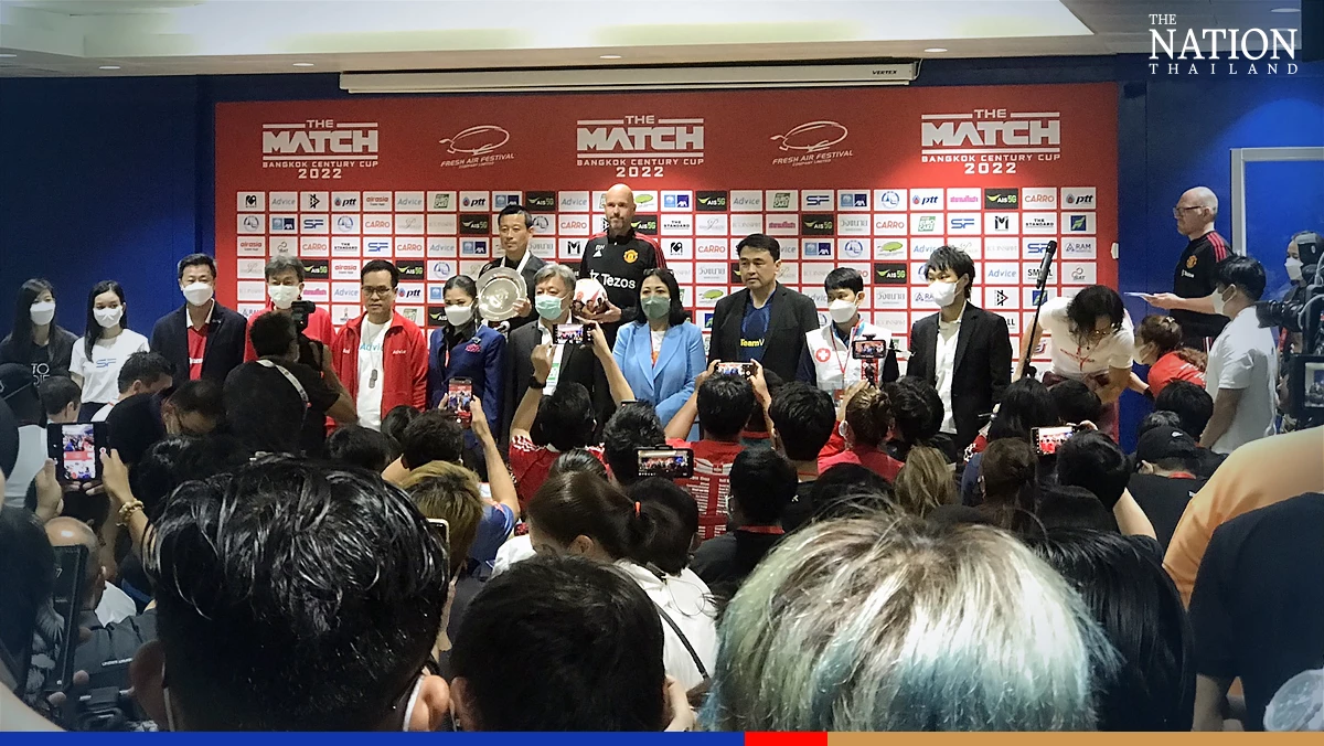 Man Utd coach, organiser exchange souvenirs