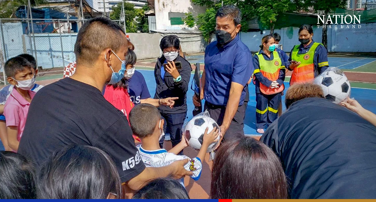 ‘Don’t underestimate Covid’, Chadchart warns Khlong Toei communities