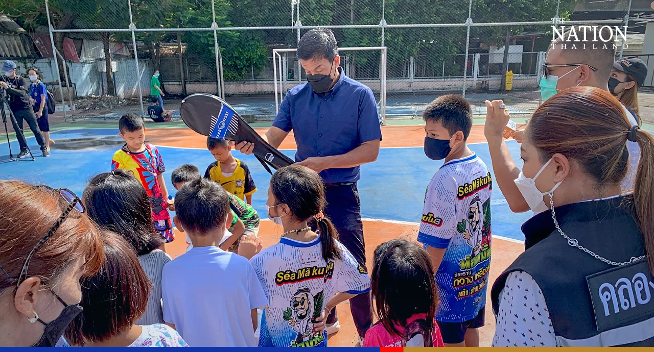 ‘Don’t underestimate Covid’, Chadchart warns Khlong Toei communities