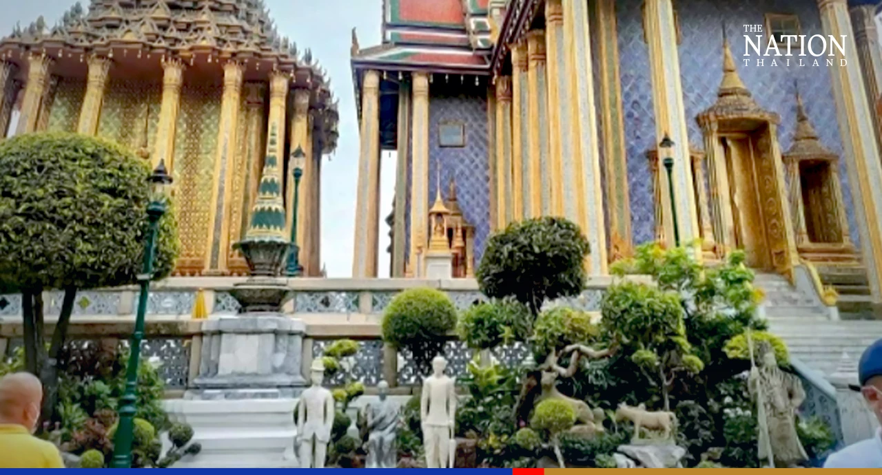 Bangkokians rush to Grand Palace to admire stone ballast figures