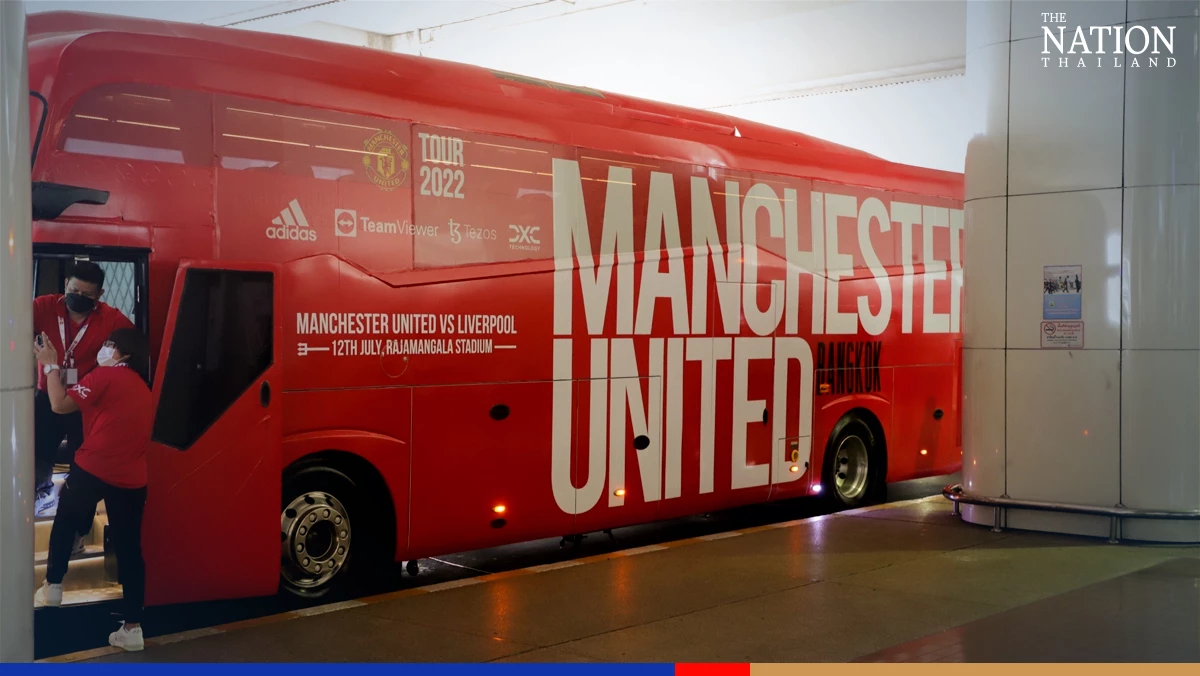 Manchester United land in Thailand without Ronaldo