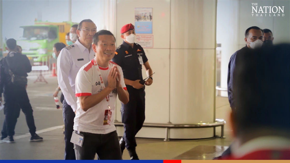 Manchester United land in Thailand without Ronaldo