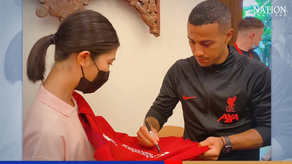 Taekwondo champ Panipak meets Liverpool players