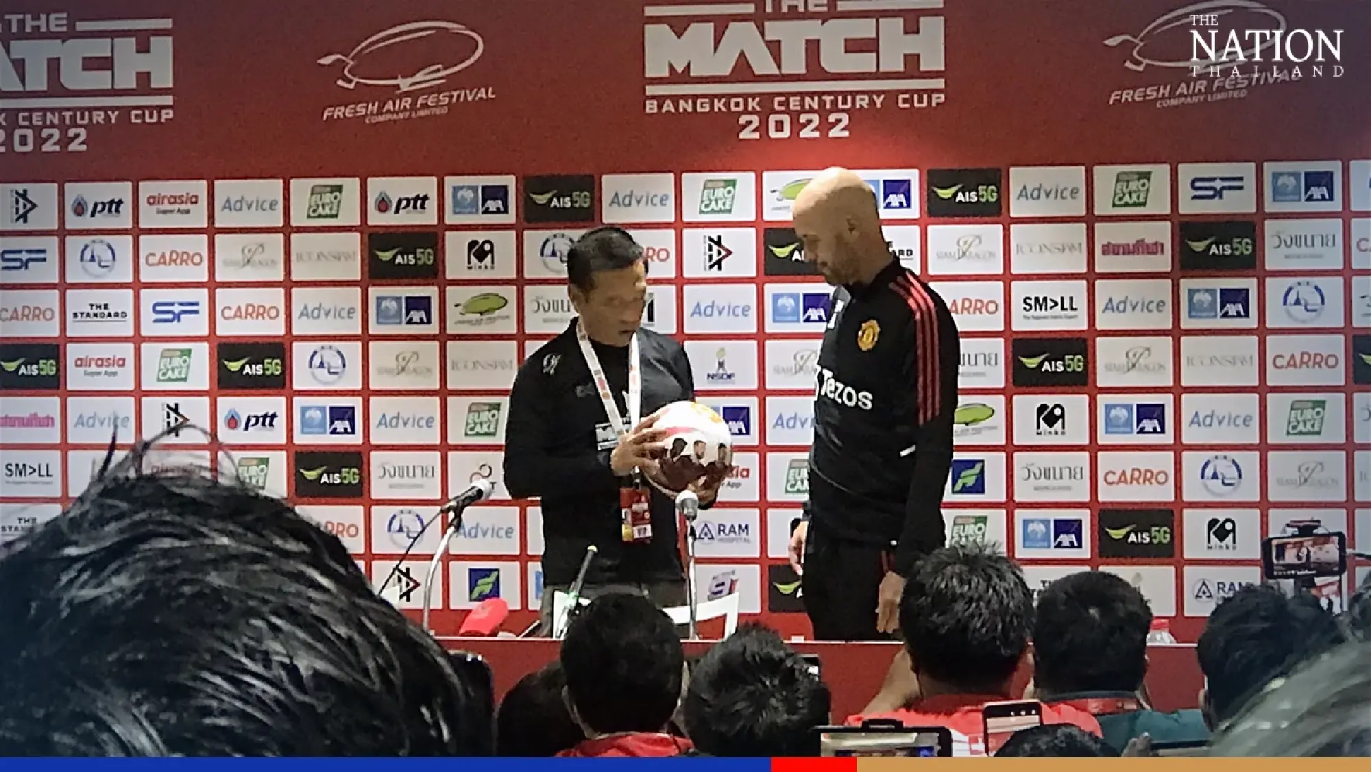 Man Utd coach, organiser exchange souvenirs