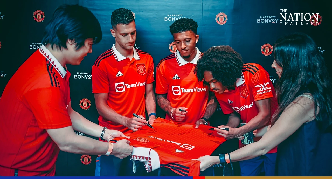 Jadon Sancho slices past Man Utd teammates to win Thai cooking clash